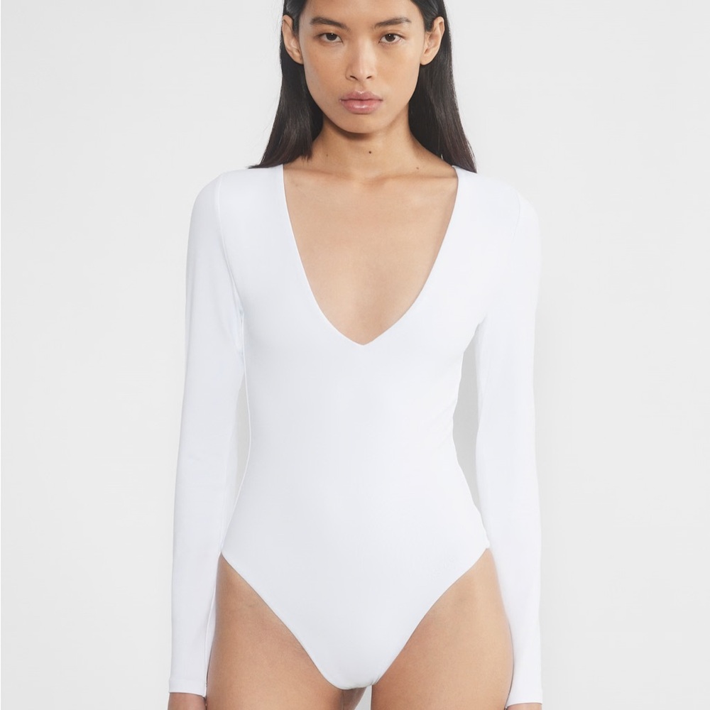 NWT Aritzia Contoir V Neck Longsleeve Bodysuit